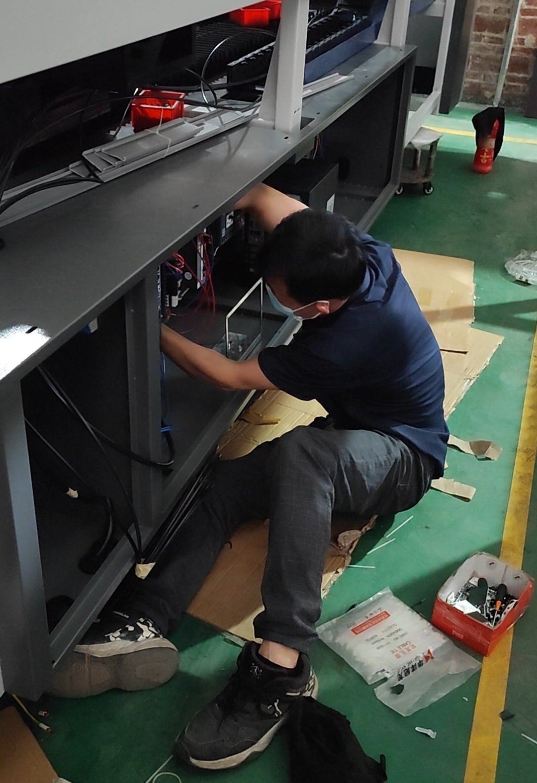 Worker assembling laser machine